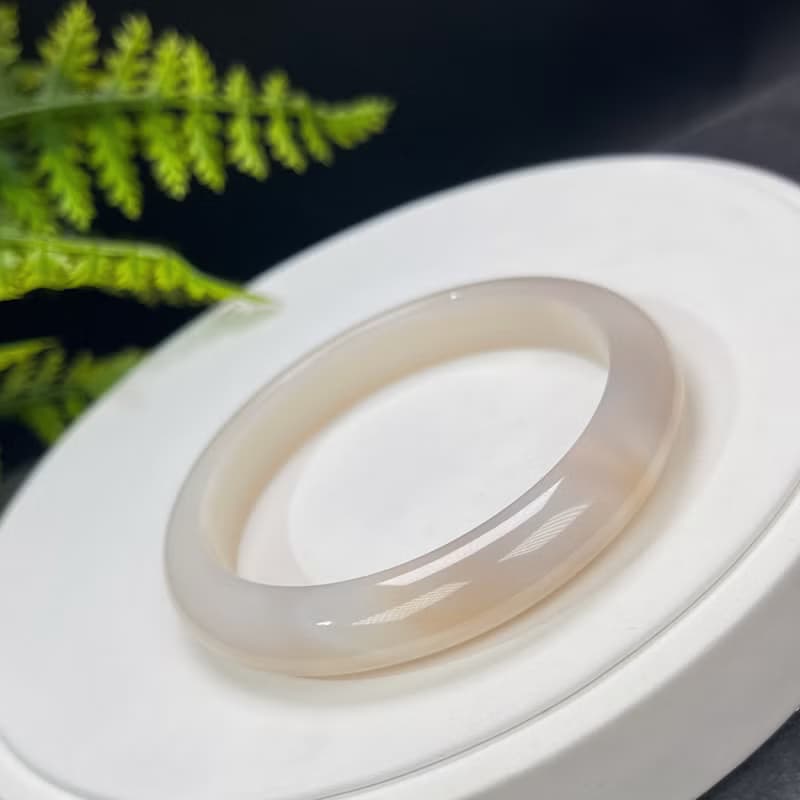 精品 溏心瑪瑙手镯 59MM 白底透粉 玉髓手環 清新秀雅 親和開朗