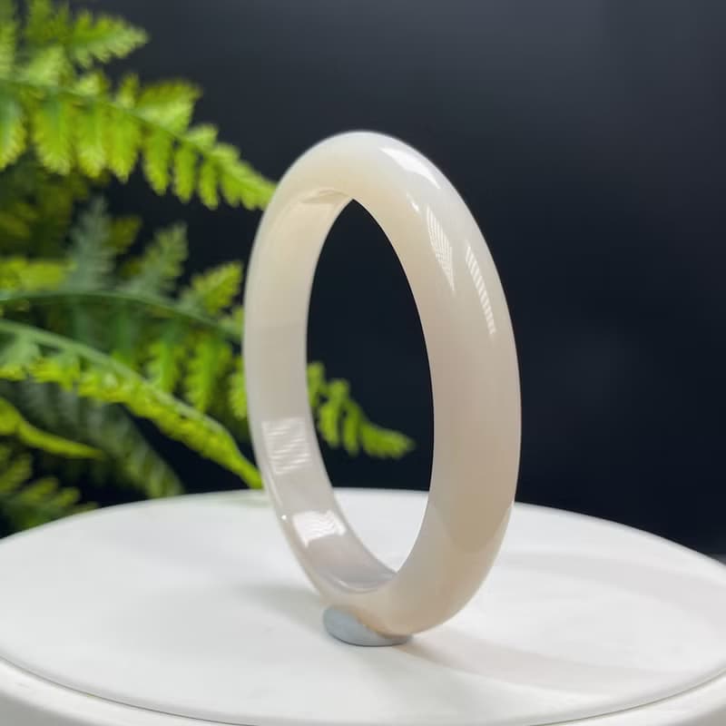 精品 溏心瑪瑙手镯 59MM 白底透粉 玉髓手環 清新秀雅 親和開朗