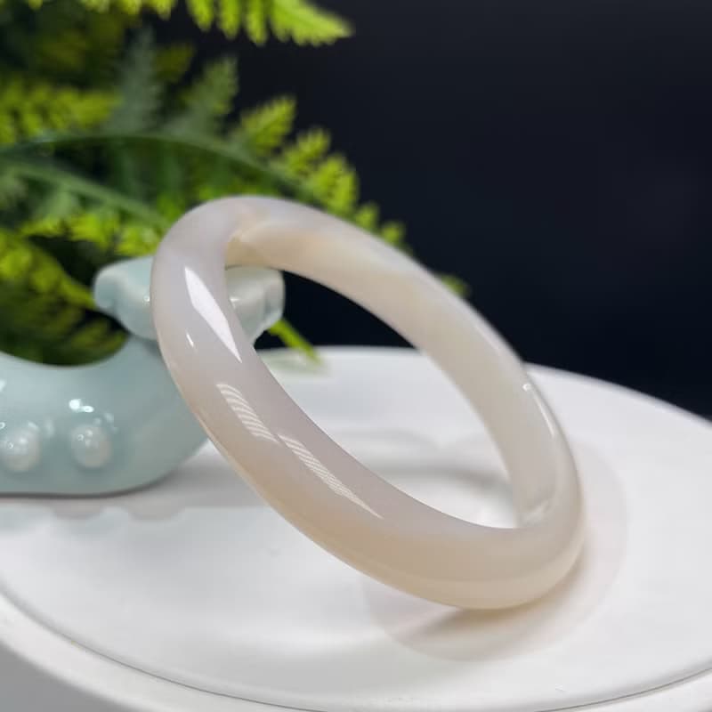 精品 溏心瑪瑙手镯 59MM 白底透粉 玉髓手環 清新秀雅 親和開朗