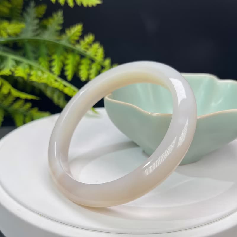 精品 溏心瑪瑙手镯 59MM 白底透粉 玉髓手環 清新秀雅 親和開朗