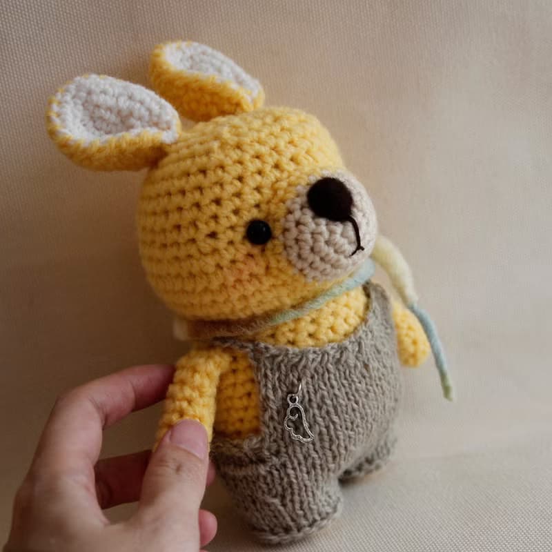 毛線娃娃動物 手作玩偶 羊毛氈 卡其吊帶褲圍巾寵物 黃色小兔