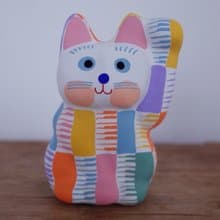 招き猫　鍵盤柄　左手招き