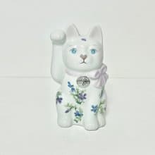 手描きのスミレの招き猫