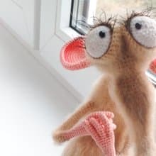 填充动物玩具鼠amigurumi 老鼠毛绒. 有趣的钩针鼠标. 肮脏的礼物