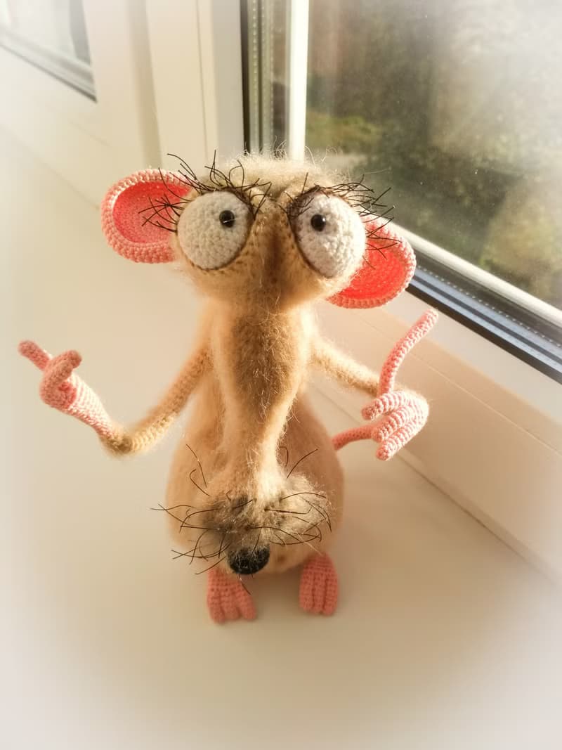 填充动物玩具鼠amigurumi 老鼠毛绒. 有趣的钩针鼠标. 肮脏的礼物