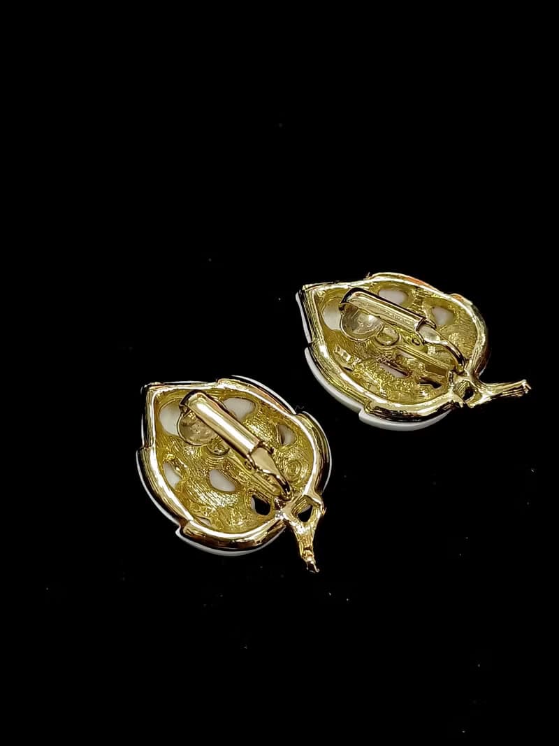 vintage jewelry  SARAH COV White Velvet 系列 夾式耳環