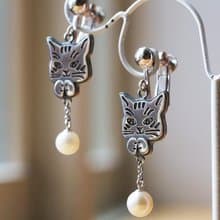 パールと遊ぶ猫のイヤリング ペア