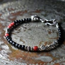 漆黒アンティークビーズと金赤ホワイトハーツ、カレンシルバーのブレス