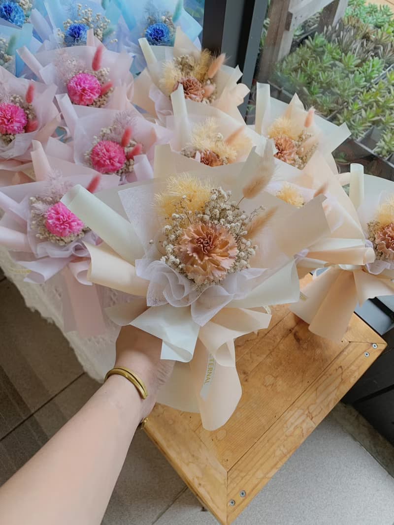 索拉康乃馨小花束 三色可挑選.畢業花束.節日.花束.結婚小物