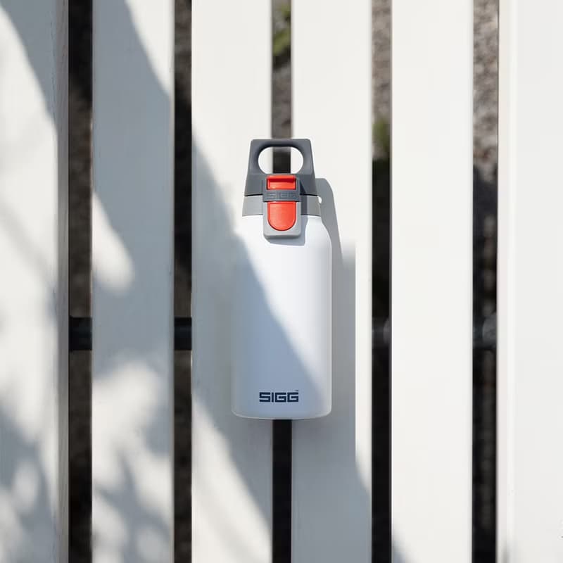 瑞士百年 SIGG 彈蓋輕量保溫瓶 330ml - 純雪