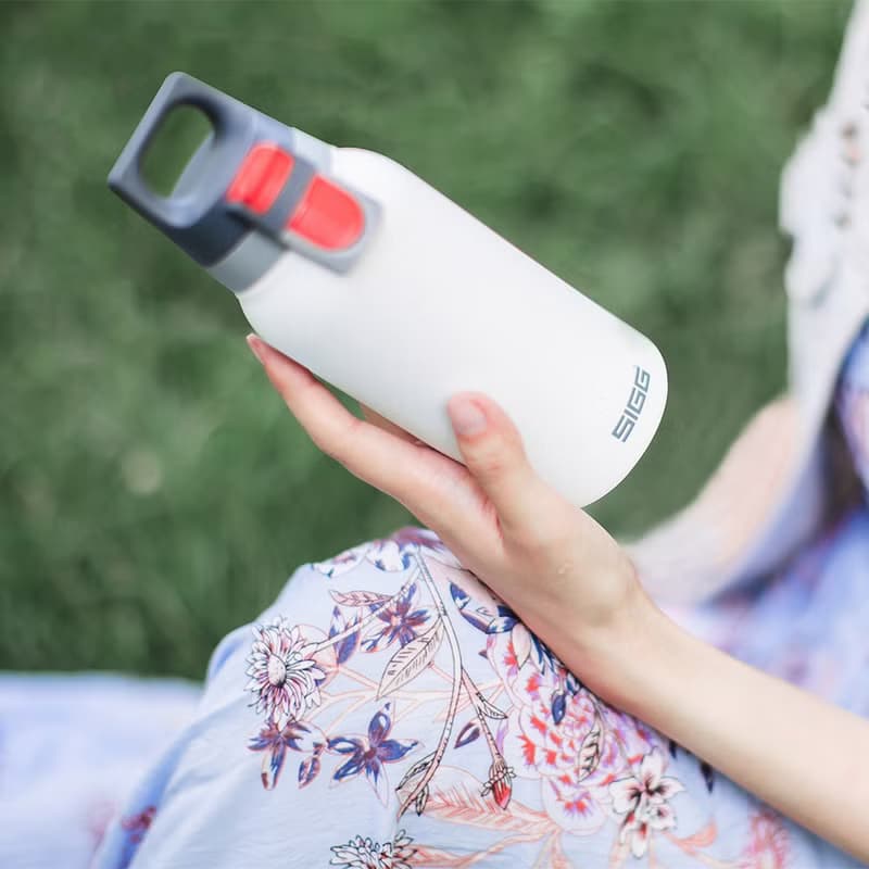 瑞士百年 SIGG 彈蓋輕量保溫瓶 330ml - 純雪