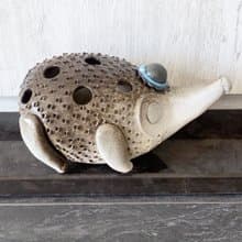 手工捏製。刺蝟筆座瓷器。贈禮。新居禮品。新年禮物。交換禮物