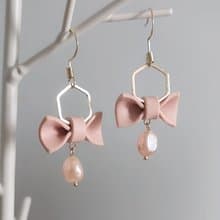 bi playful//蝴蝶結淡水珍珠六角形金屬手工軟陶耳環