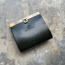 お札を折らない二つ折り財布avanico half フォレストグリーンとラベンダーカラー