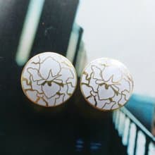 【西洋古董飾品 】景泰藍 白色調 描金花卉 簡約 針式耳環