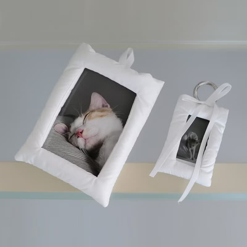 Moment keyring - White