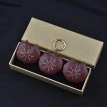 手工刺繡花火貓咪飾品3入 冰箱貼 鑰匙扣吊飾 胸針 酒紅色