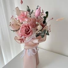 SEE 看見花藝設計 | 永生花 | 玫瑰 |  柔美粉索拉花束