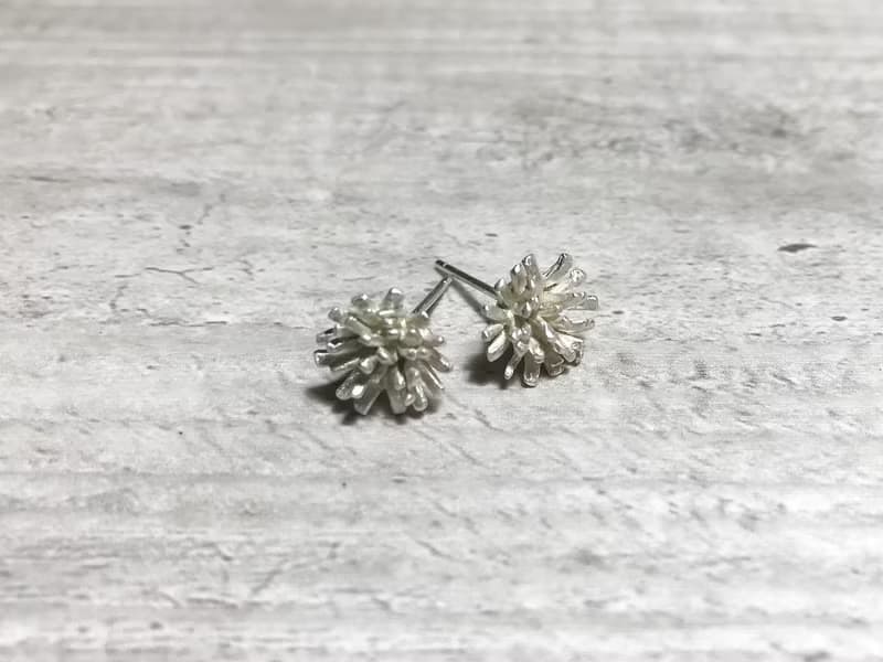 摺紙小花。摺紙康乃馨耳環。925純銀。sterling silver