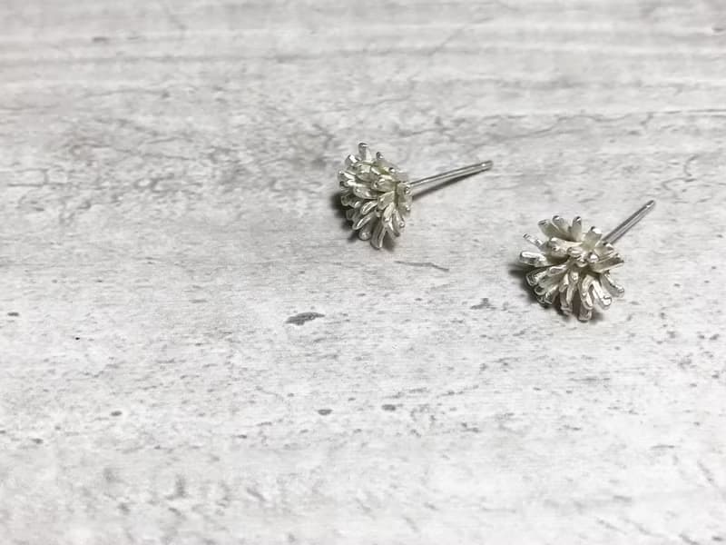 摺紙小花。摺紙康乃馨耳環。925純銀。sterling silver