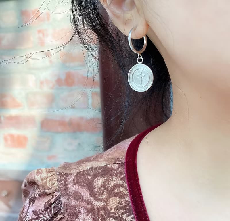 MIH金工首飾 | 沈浸在愛裡 - 十字架純銀耳環 cross earrings