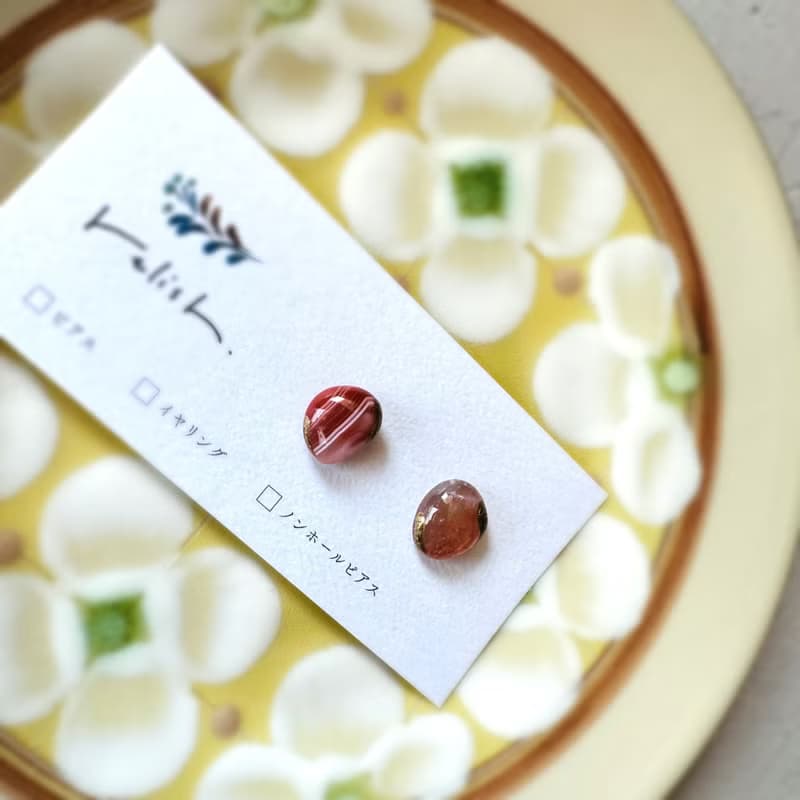 オフィスにも　サードオニキス 金継ぎ ライン ピアス イヤリング ノンホールピアス 小さい 小ぶり シンプル 天然石 オレンジ 橙 ゴールド 金 白 ホワイト