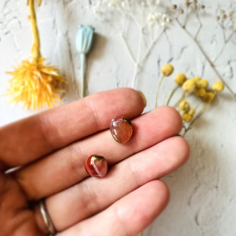 オフィスにも　サードオニキス 金継ぎ ライン ピアス イヤリング ノンホールピアス 小さい 小ぶり シンプル 天然石 オレンジ 橙 ゴールド 金 白 ホワイト