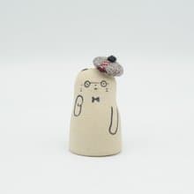 手作り陶人形　小さなベレー帽をかぶったメガネ招き猫
