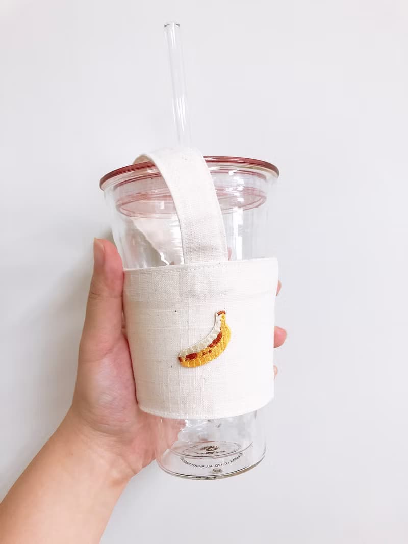 【小熊比比】香蕉刺繡米白飲料杯袋