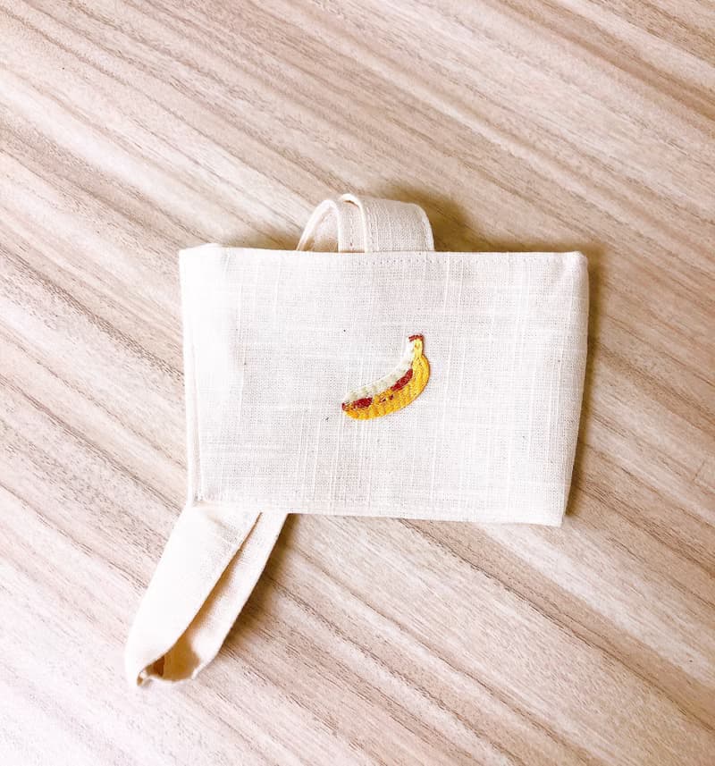 【小熊比比】香蕉刺繡米白飲料杯袋