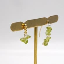 春草凝露 - 天然橄欖石 不對稱耳環 (可改無痛耳夾)