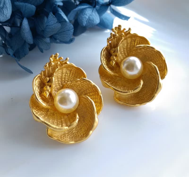 Vintage Jewelry 西洋古董飾品 啞光 立體仿珠花卉  針式耳環
