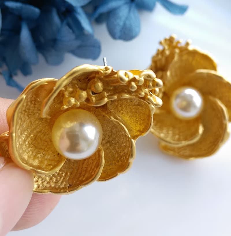 Vintage Jewelry 西洋古董飾品 啞光 立體仿珠花卉  針式耳環