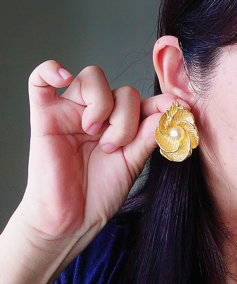 Vintage Jewelry 西洋古董飾品 啞光 立體仿珠花卉  針式耳環