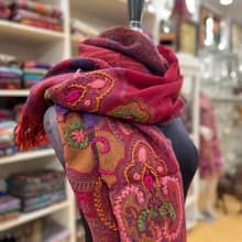 【母親節精選】喀什米爾厚織水煮羊毛 手工刺繡圍巾 - 蝴蝶蘭