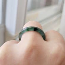 【親翠】天然翡翠 冰墨綠沉靜冰透低調三彩飄花手指鐲13號戒圈