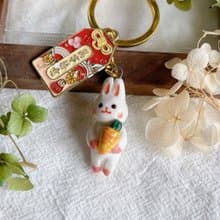 生日禮物【手作吊飾】白兔抱紅蘿蔔 綴萬事勝意御守配件 陶藝 生