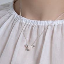 haime leaf rose necklace (mother of pearl)