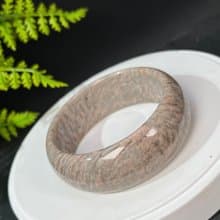 獨特長石手鐲62MM 玉化高瓷星光 肉紅色飄綠寬條景鐲 增強自信