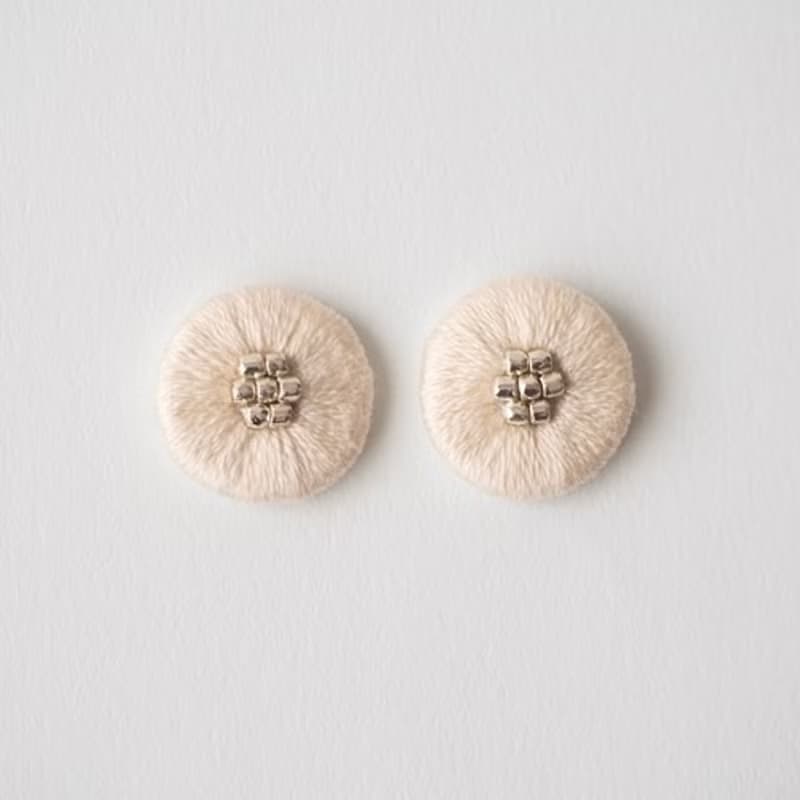 刺繍ピアスorイヤリング　アイボリー　春夏　シンプル