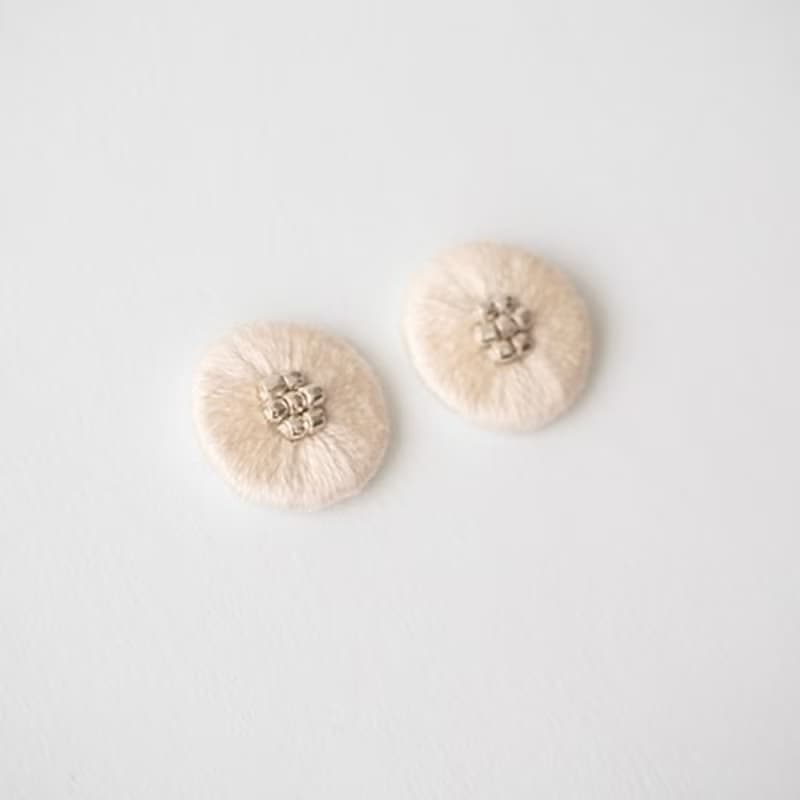 刺繍ピアスorイヤリング　アイボリー　春夏　シンプル