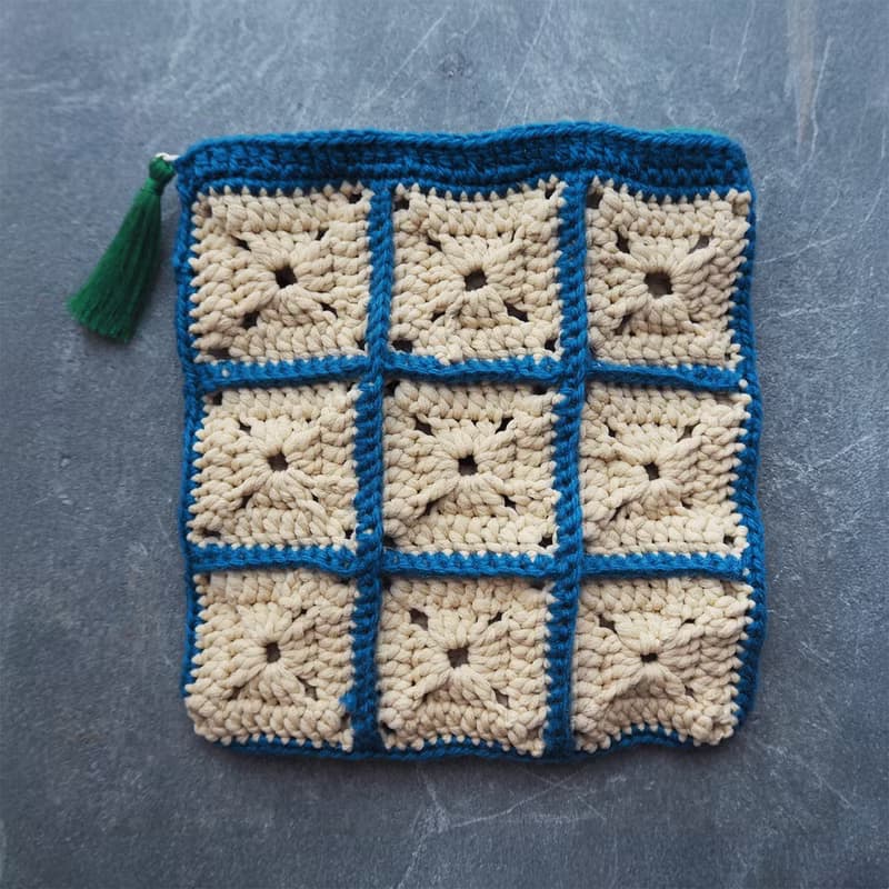 スクエアモチーフのフラットポーチ　ミニタッセル付き