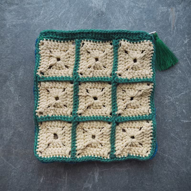 スクエアモチーフのフラットポーチ　ミニタッセル付き