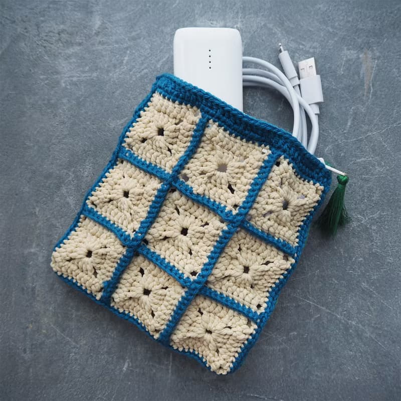 スクエアモチーフのフラットポーチ　ミニタッセル付き