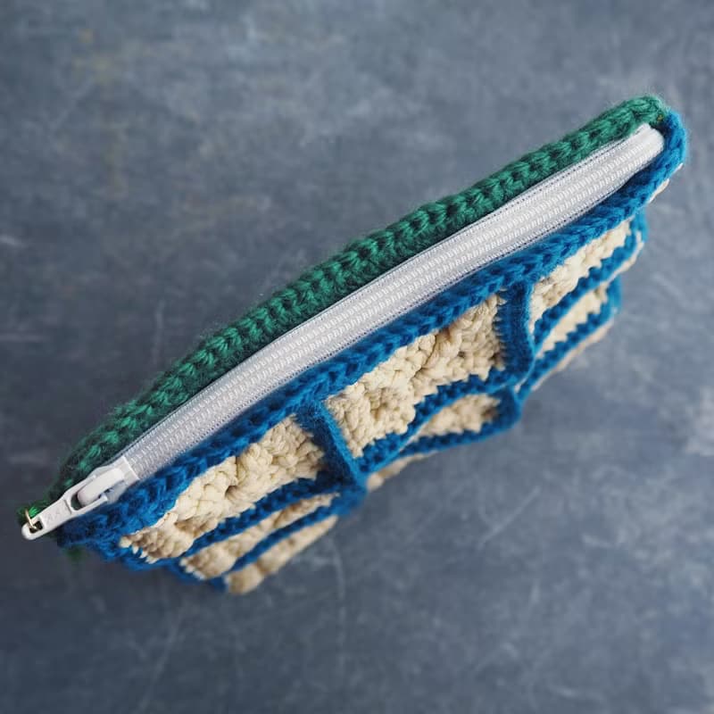 スクエアモチーフのフラットポーチ　ミニタッセル付き