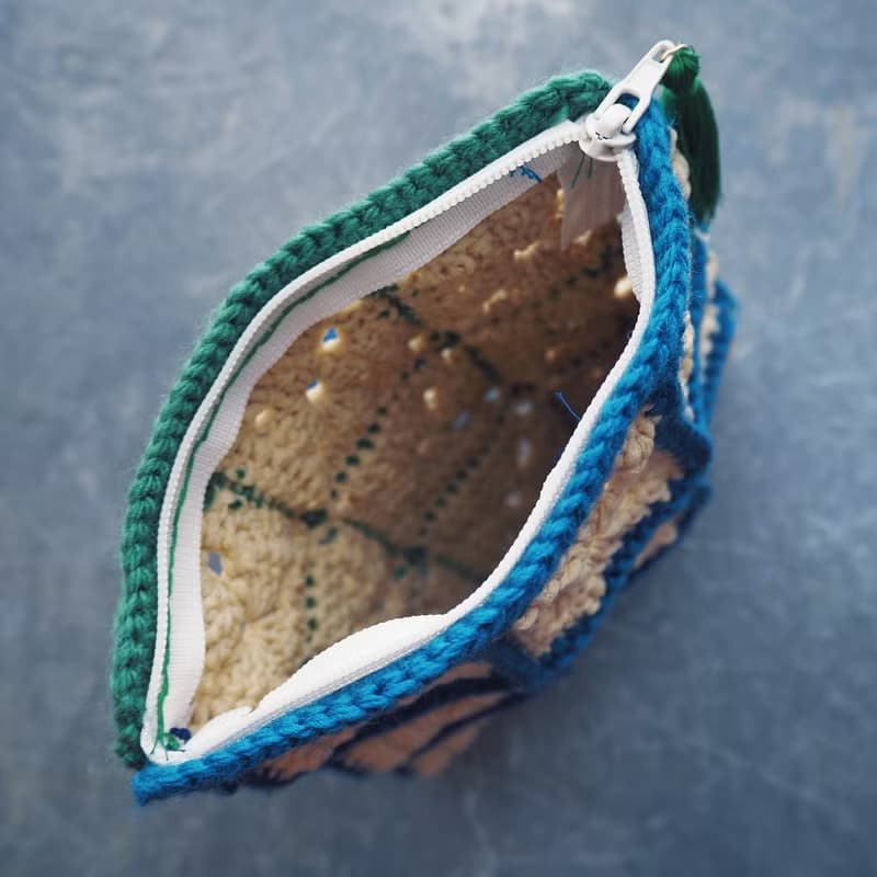 スクエアモチーフのフラットポーチ　ミニタッセル付き