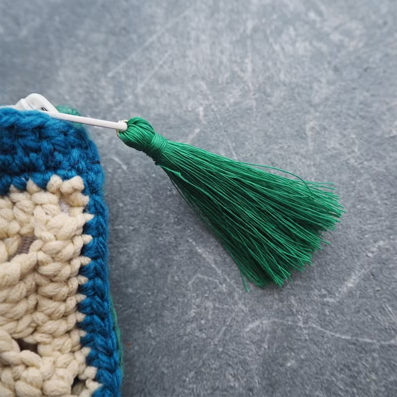 スクエアモチーフのフラットポーチ　ミニタッセル付き