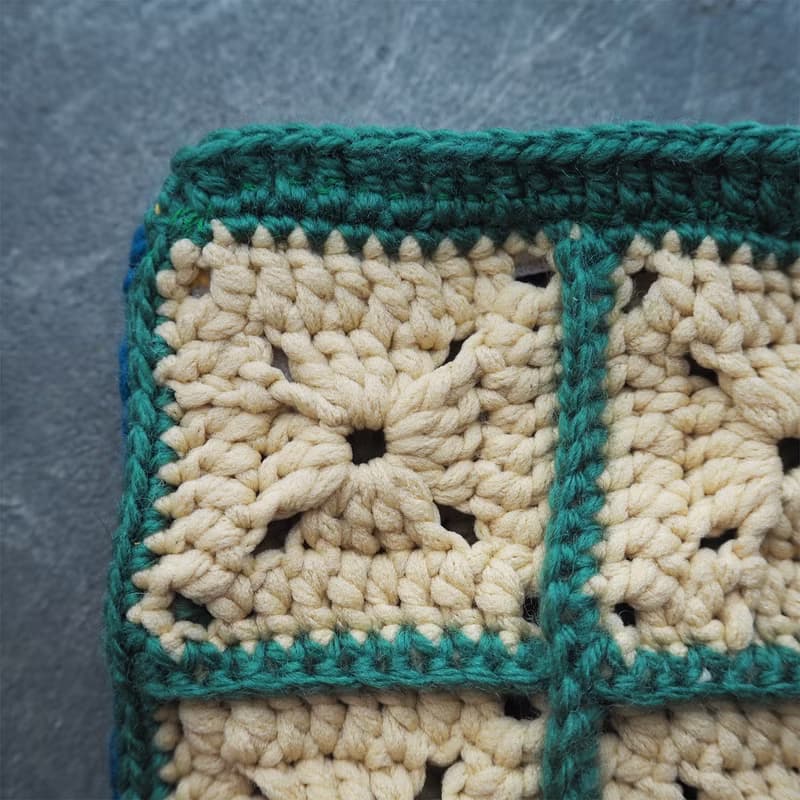 スクエアモチーフのフラットポーチ　ミニタッセル付き