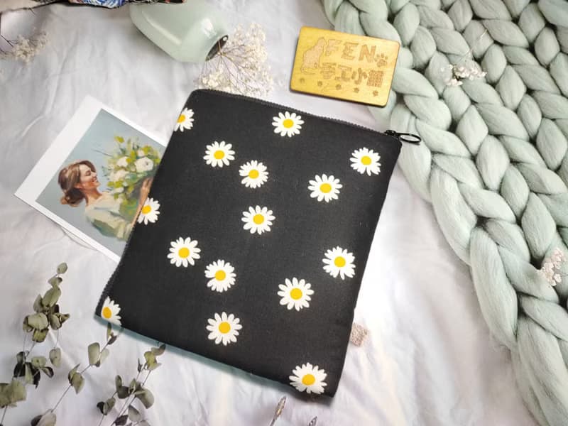 袋物系列-韓國薄棉布料黑底小雛菊L型拉鍊袋加鋪棉-電子書保護套-
