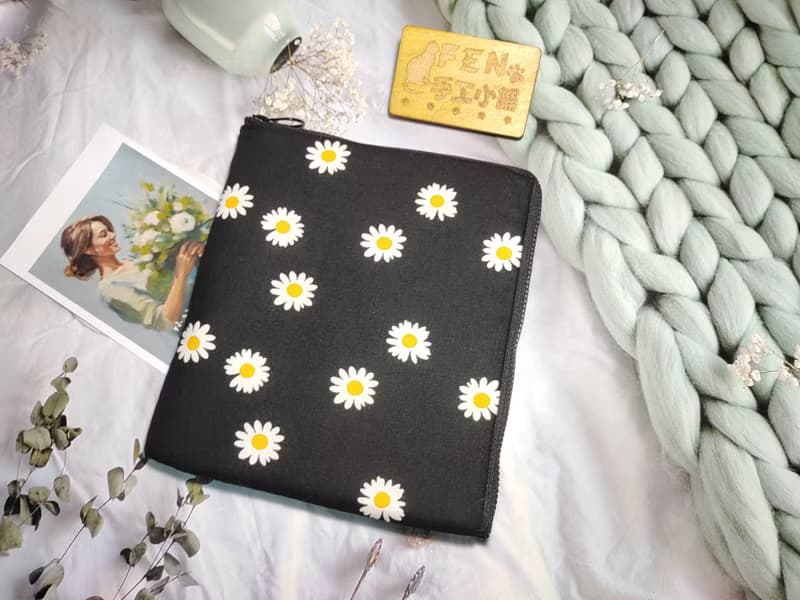 袋物系列-韓國薄棉布料黑底小雛菊L型拉鍊袋加鋪棉-電子書保護套-